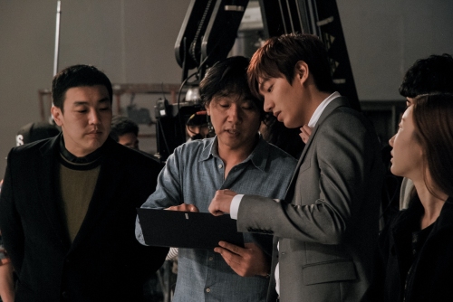 In serious discussion with the crew. Now we know why Lee Min-ho is one of the Korea’s top superstar. He’s not only good-looking, but takes his work really seriously too!