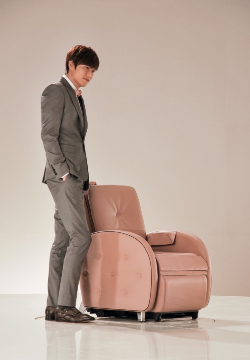 Our Gorgeous Pink uDiva looks really good with Lee Min-ho – equally gorgeous!